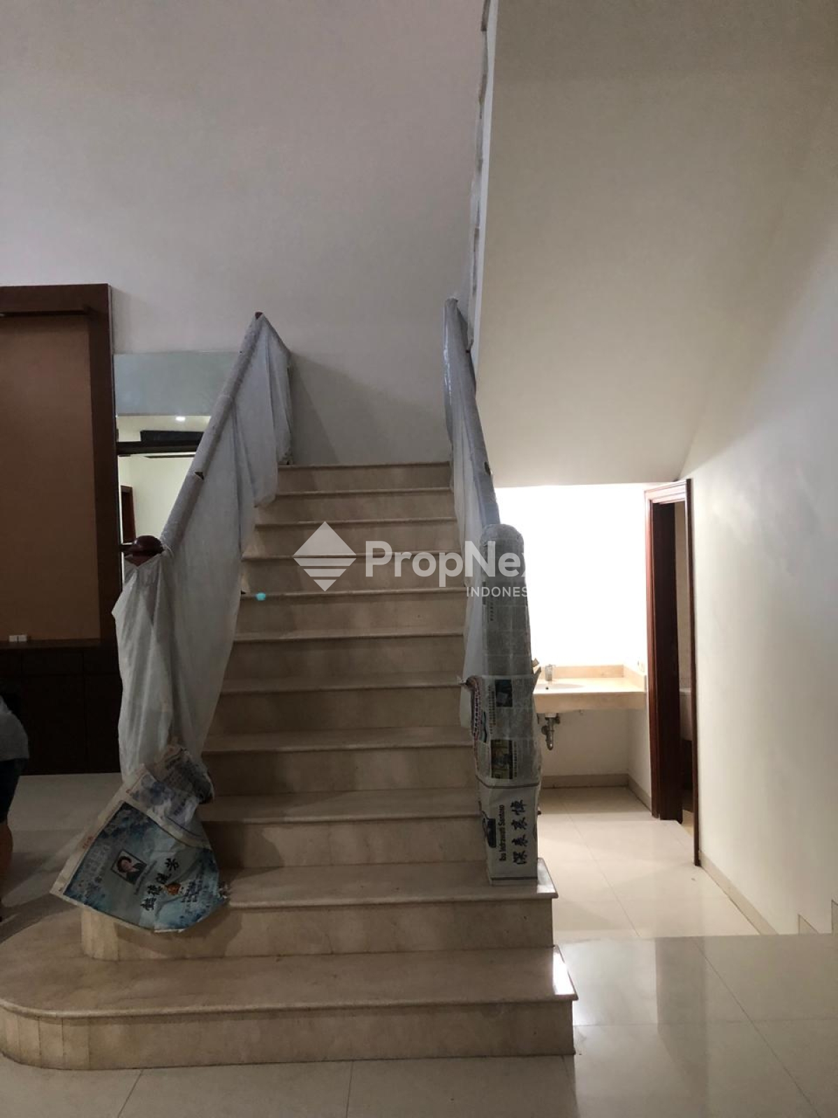 GRAHA FAMILY,  Rumah Semi Furnish Sudah Renovasi — foto 5